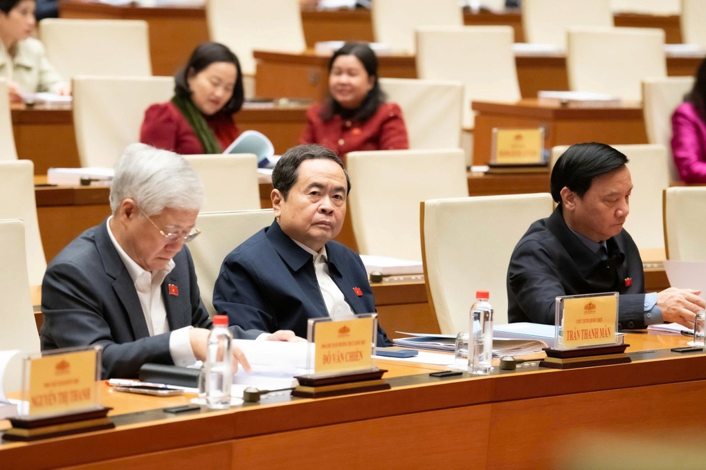 Thông qua danh sách 122 nhân sự ứng cử đại biểu Quốc hội chuyên trách ở TƯ - 1