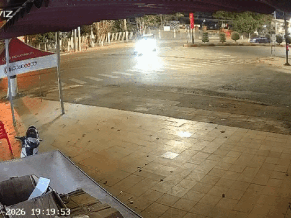 Tài xế công nông rời khỏi hiện trường sau va chạm giao thông - 1