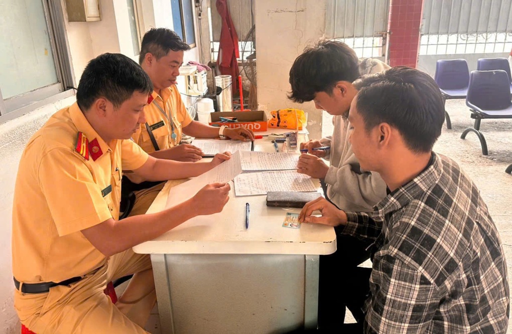 Công an TPHCM làm việc với thanh niên ném bộ đàm của CSGT - 1