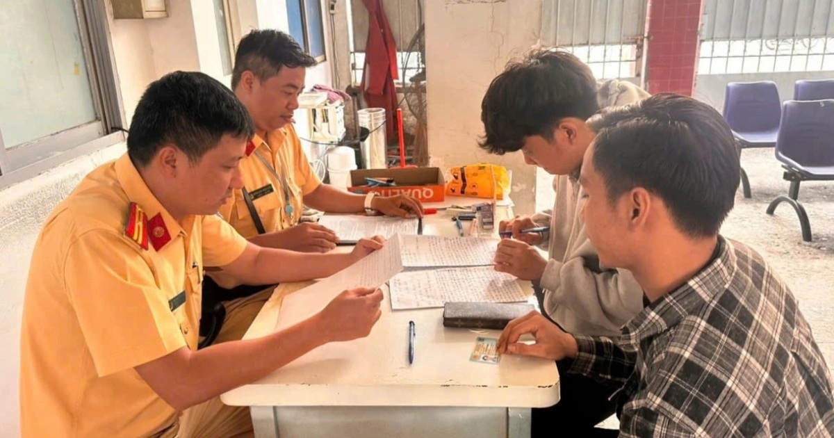 Công an TPHCM làm việc với thanh niên ném bộ đàm của CSGT