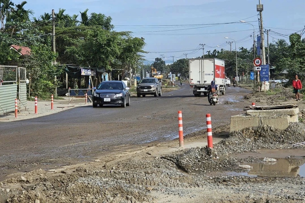 Nhà thầu cải tạo quốc lộ ở Đà Nẵng “vá” chỗ này lại hỏng nơi khác - 1