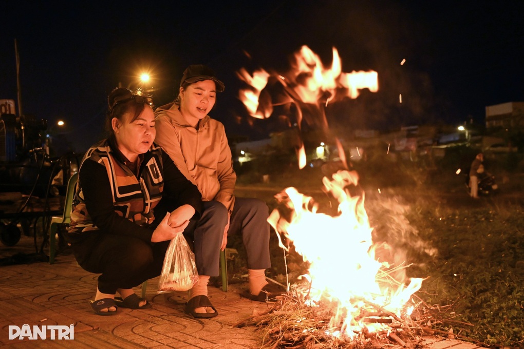 TPHCM lạnh dưới 17 độ C, người dân đốt lửa sưởi ấm - 1