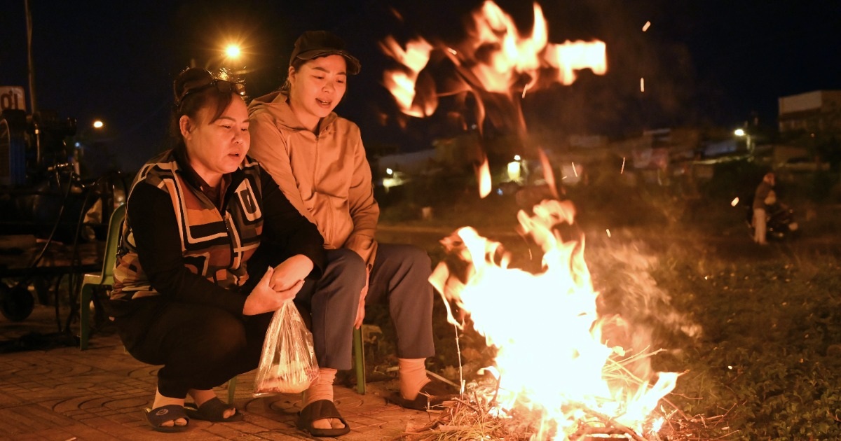 TPHCM lạnh dưới 17 độ C, người dân đốt lửa sưởi ấm