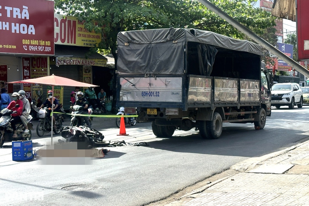 Người mặc áo shipper bị tai nạn tử vong ở TPHCM - 1