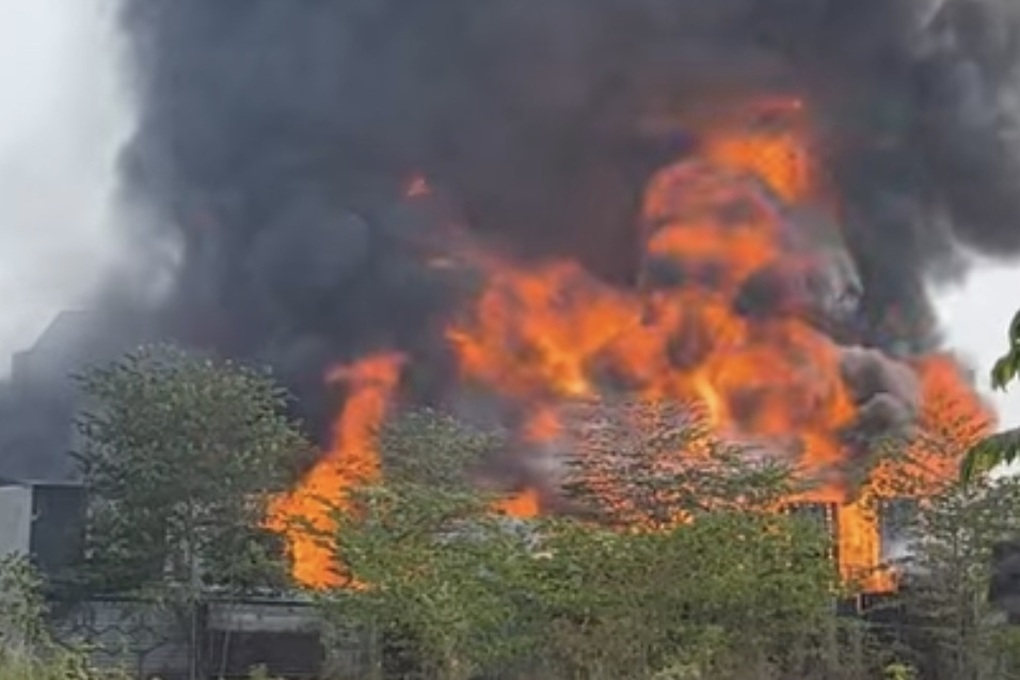 Hai vụ cháy cùng lúc ở TPHCM, dân nhìn đâu cũng thấy khói - 1