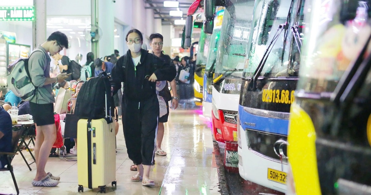 “Cháy vé” tàu Tết ngày cao điểm, xe khách còn nhiều lựa chọn ở TPHCM