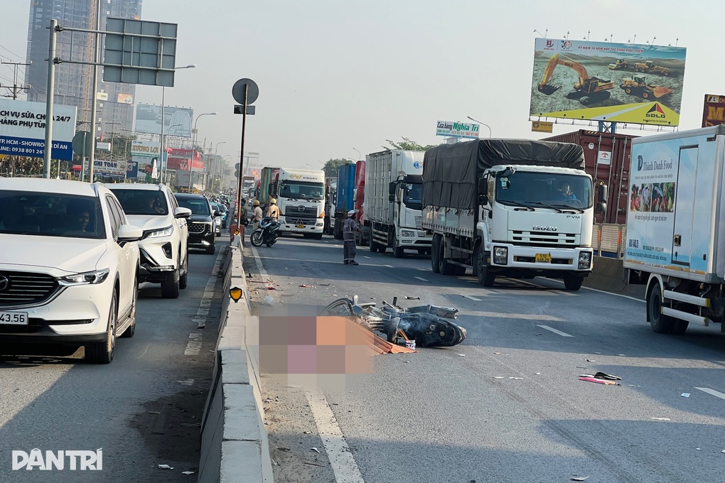 Xe máy vào làn ô tô va chạm xe đầu kéo ở TPHCM, 1 người tử vong - 2