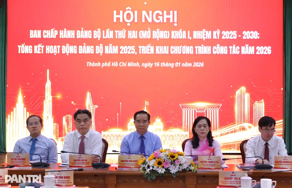 Chủ tịch TPHCM: Họp là để giải quyết vấn đề chứ không phải bàn tới, bàn lui - 2 Chủ tịch TPHCM: Họp là để giải quyết vấn đề chứ không phải bàn tới, bàn lui - 2