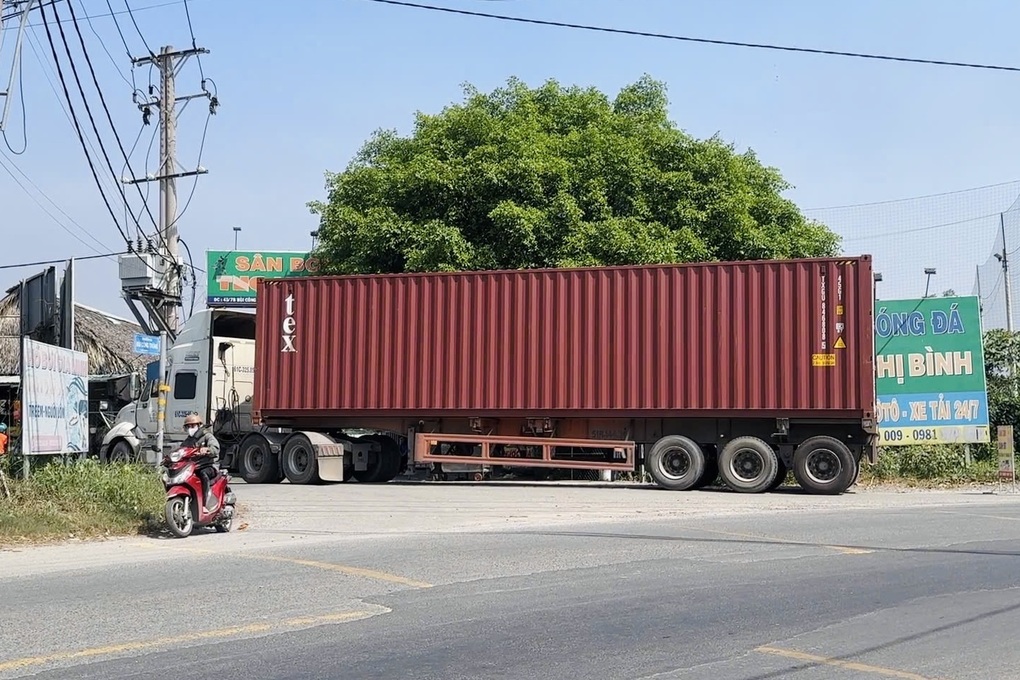 Người dân truy đuổi, chặn xe đầu kéo container cán chết người ở TPHCM - 2