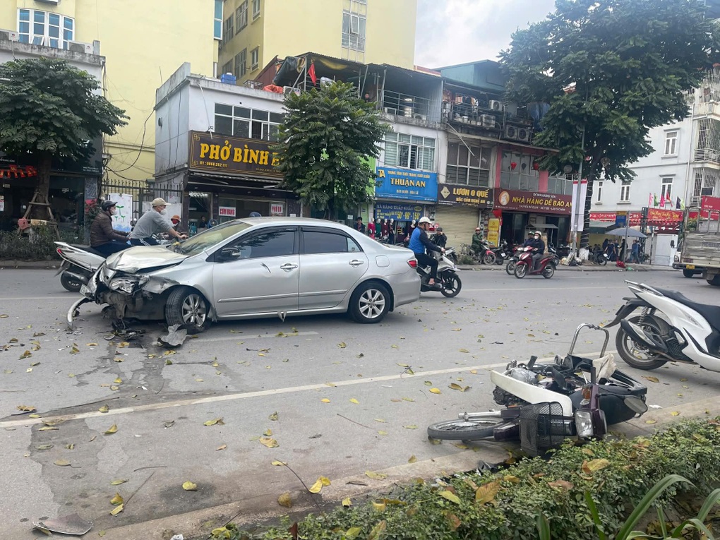 7 phương tiện va chạm trên đường phố Hà Nội, 3 người bị thương - 2