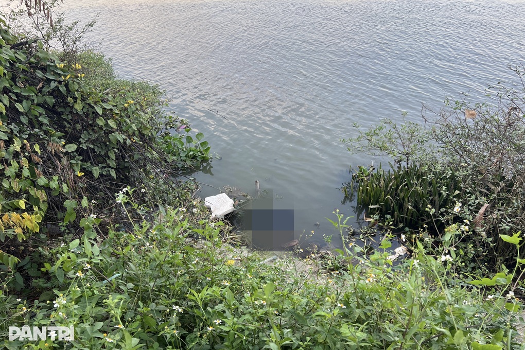 Thi thể phụ nữ nổi trên sông ở TPHCM - 1