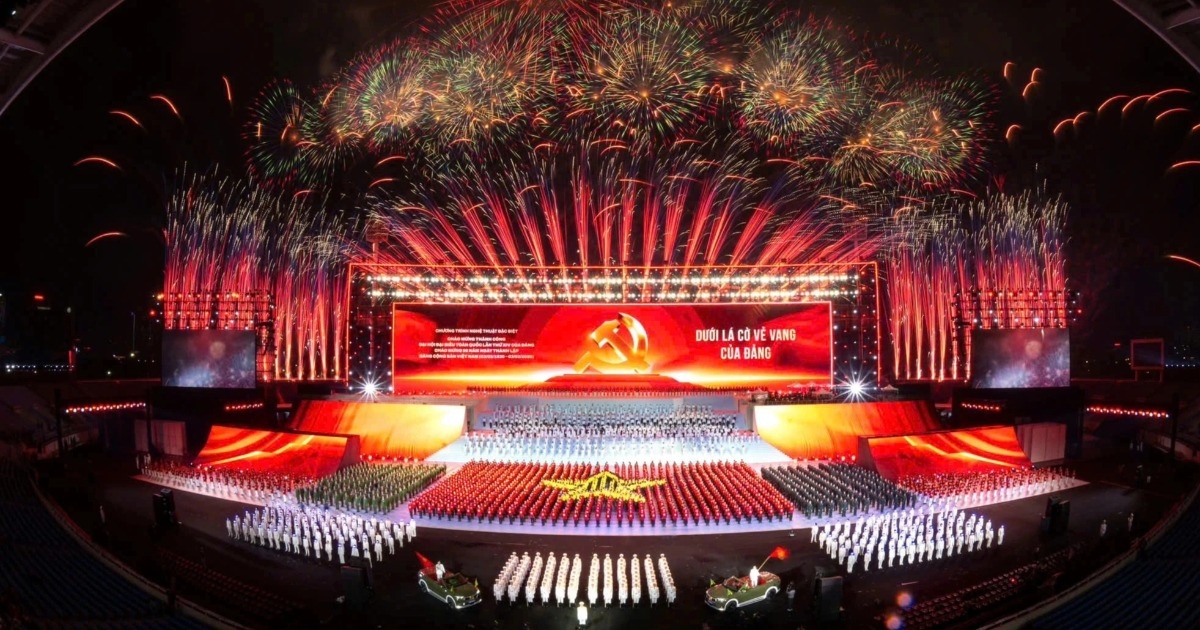 Hà Nội rực sáng đêm pháo hoa chào mừng thành công Đại hội XIV của Đảng