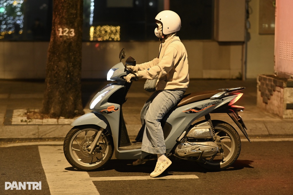 TPHCM lạnh dưới 17 độ C, người dân đốt lửa sưởi ấm - 3