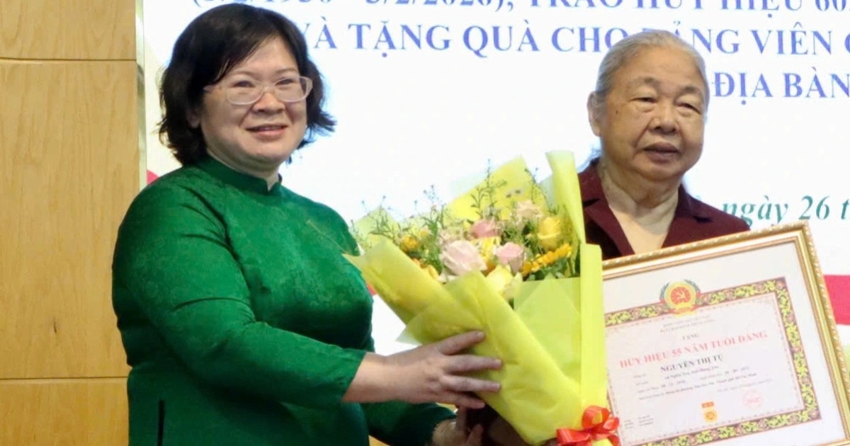 Lãnh đạo Thành ủy TPHCM trao Huy hiệu Đảng dịp 3/2