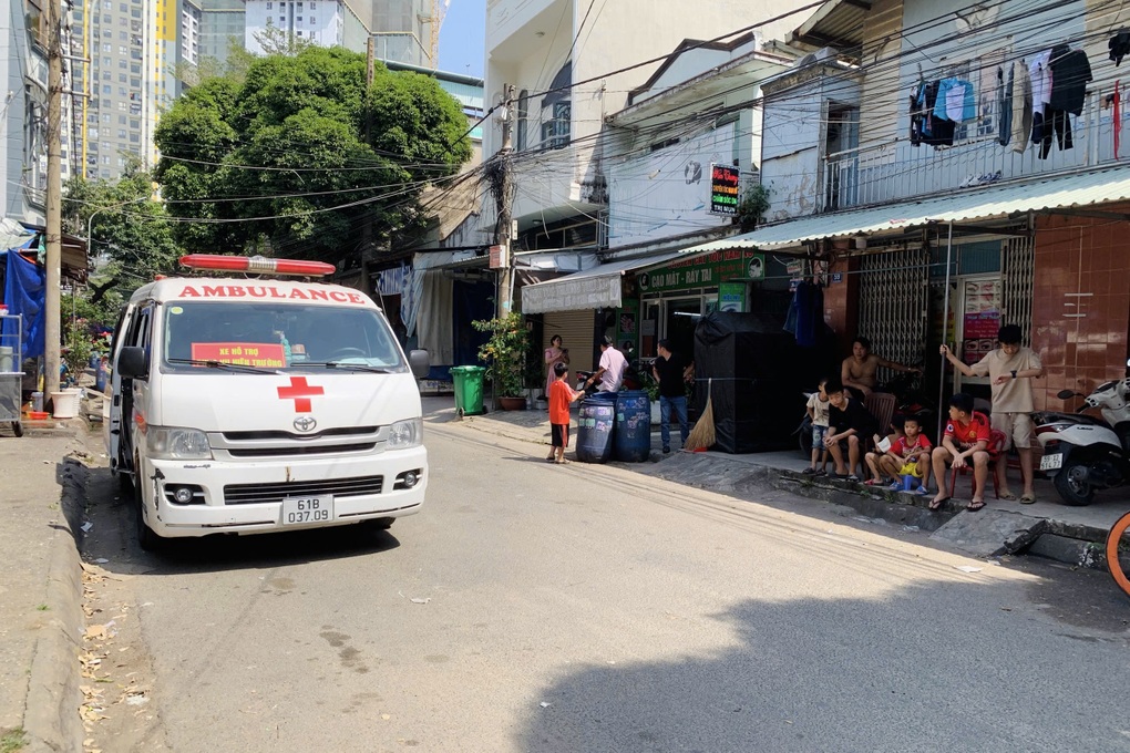 Thanh niên tử vong trước cửa phòng trọ của bạn gái ở TPHCM - 1