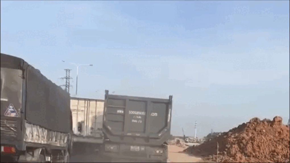 Tài xế xe ben lấn làn, kéo bụi mù mịt ở TPHCM bị phạt 5 triệu đồng - 1