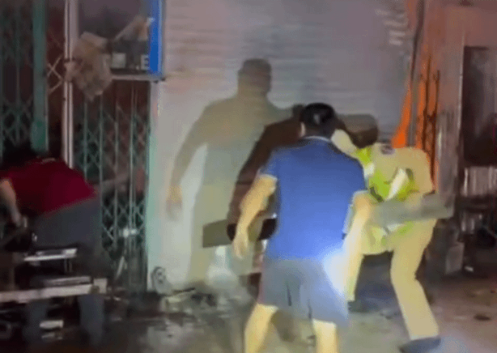 Cảnh sát phá cửa cứu 11 người thoát khỏi đám cháy trong đêm - 2 Cảnh sát phá cửa cứu 11 người thoát khỏi đám cháy trong đêm - 2