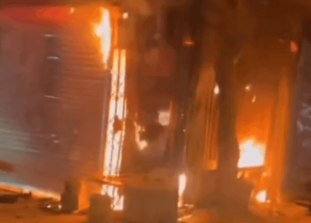 Cảnh sát phá cửa cứu 11 người thoát khỏi đám cháy trong đêm - 1 Cảnh sát phá cửa cứu 11 người thoát khỏi đám cháy trong đêm - 1