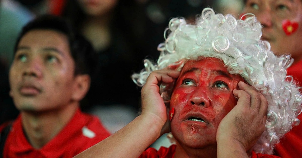 Nỗi buồn trên gương mặt CĐV TPHCM sau trận thua Trung Quốc