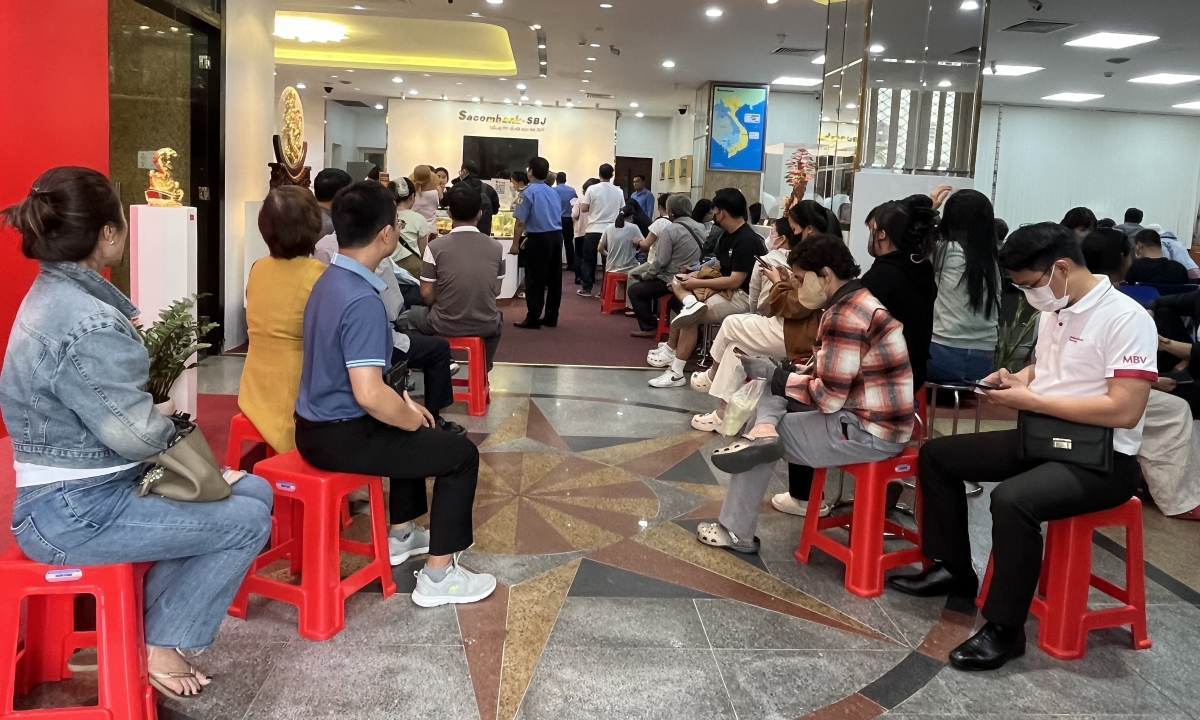 Giá bạc miếng vượt 4 triệu đồng một lượng