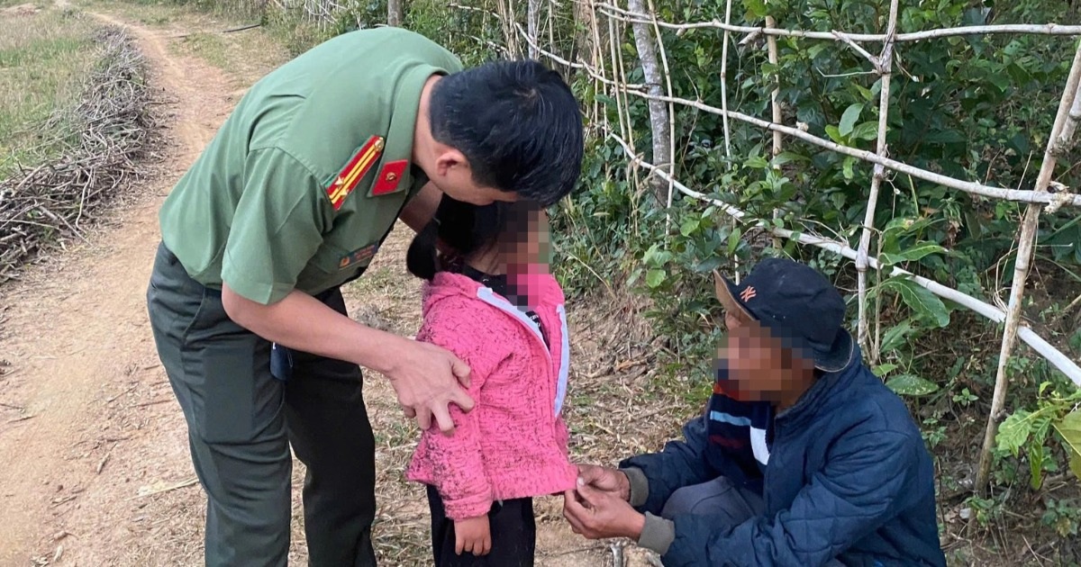 Tìm thấy bé gái 6 tuổi lạc trong rừng giữa trời mưa rét