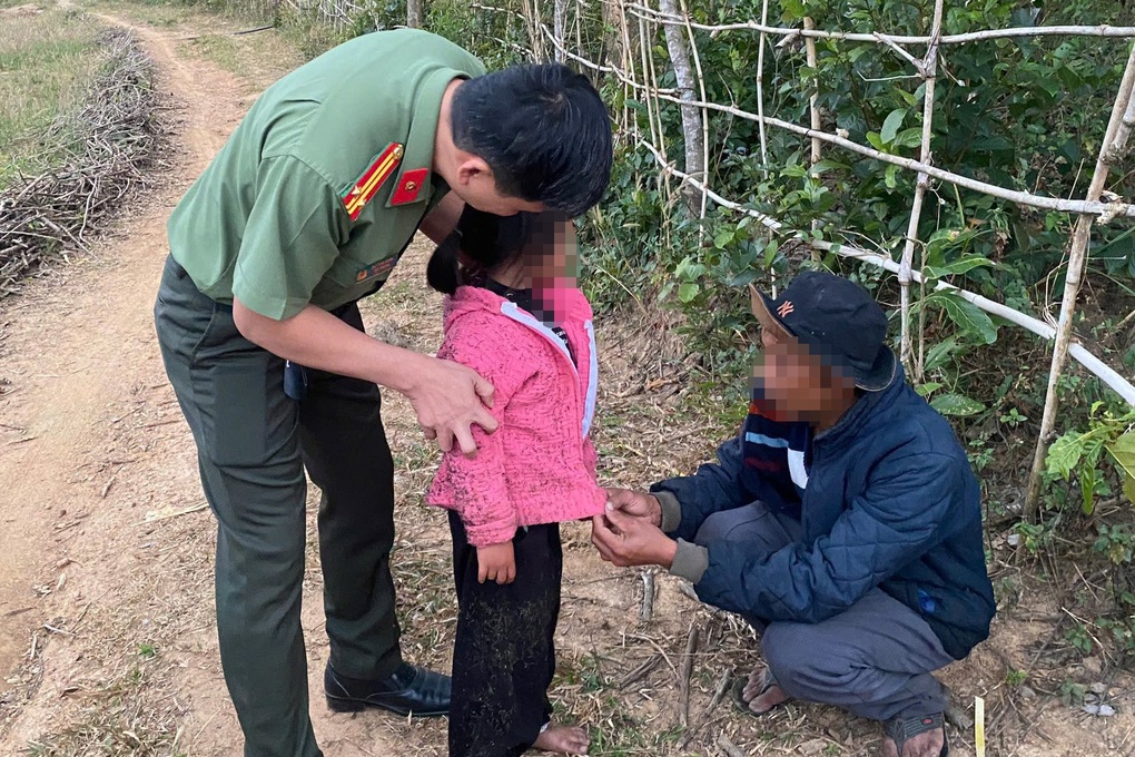 Tìm thấy bé gái 6 tuổi lạc trong rừng giữa trời mưa rét - 2 Tìm thấy bé gái 6 tuổi lạc trong rừng giữa trời mưa rét - 2