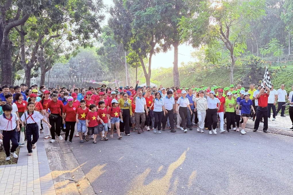 Hai phường ở TPHCM tổ chức đi bộ quyên góp gần 5 tỷ đồng cho người nghèo - 1