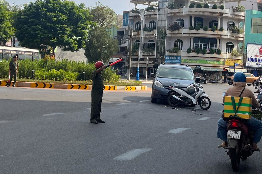 Ô tô chạy ngược chiều, tông người giao hàng ở Đồng Nai - 1 Ô tô chạy ngược chiều, tông người giao hàng ở Đồng Nai - 1