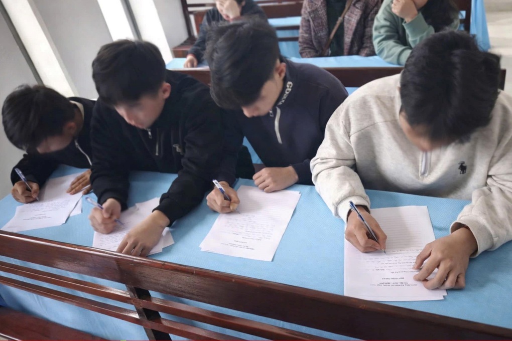 Hai thanh thiếu niên bốc đầu xe rồi lao xuống bờ đập thủy điện - 2 Hai thanh thiếu niên bốc đầu xe rồi lao xuống bờ đập thủy điện - 2