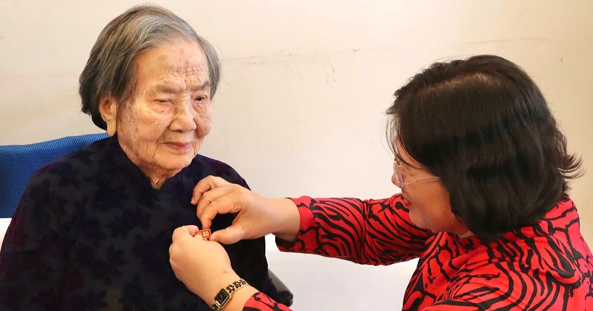 Cụ bà 100 tuổi ở TPHCM nhận Huy hiệu 80 năm tuổi Đảng