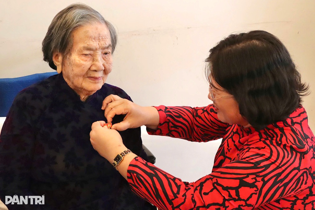 Cụ bà 100 tuổi ở TPHCM nhận Huy hiệu 80 năm tuổi Đảng - 1
