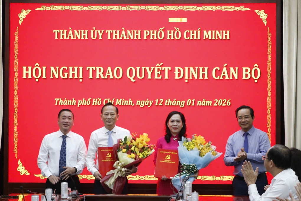 Thành ủy TPHCM điều động, luân chuyển 2 cán bộ - 1 Thành ủy TPHCM điều động, luân chuyển 2 cán bộ - 1