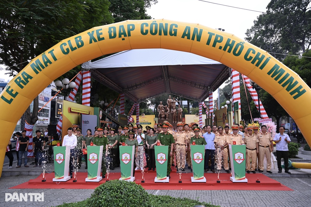 Công an TPHCM ra mắt câu lạc bộ xe đạp chuyên nghiệp - 1