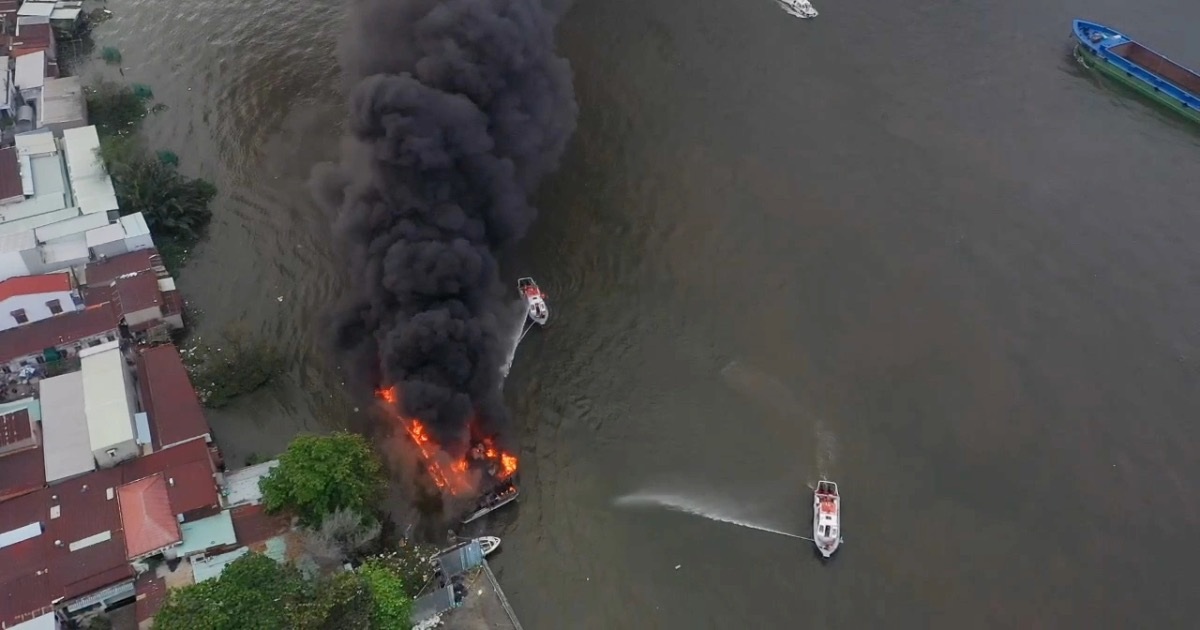 Cháy thuyền trên sông Sài Gòn, khói đen bao trùm khu dân cư