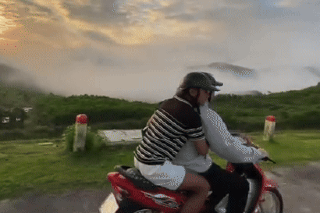 Hai thanh thiếu niên bốc đầu xe rồi lao xuống bờ đập thủy điện - 1 Hai thanh thiếu niên bốc đầu xe rồi lao xuống bờ đập thủy điện - 1