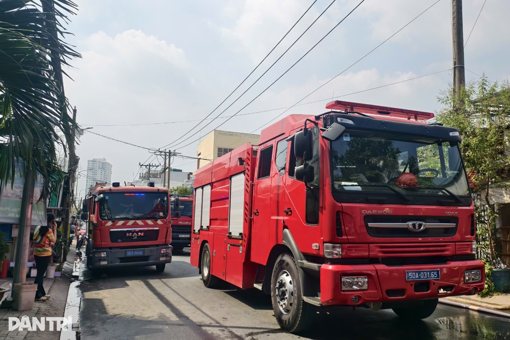 Xe bồn chở xăng cháy lan khu xưởng ở TPHCM, nhân viên leo mái nhà thoát nạn - 3