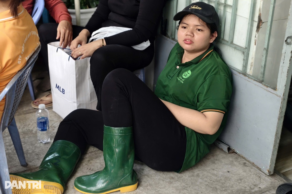 Xe bồn chở xăng cháy lan khu xưởng ở TPHCM, nhân viên leo mái nhà thoát nạn - 2