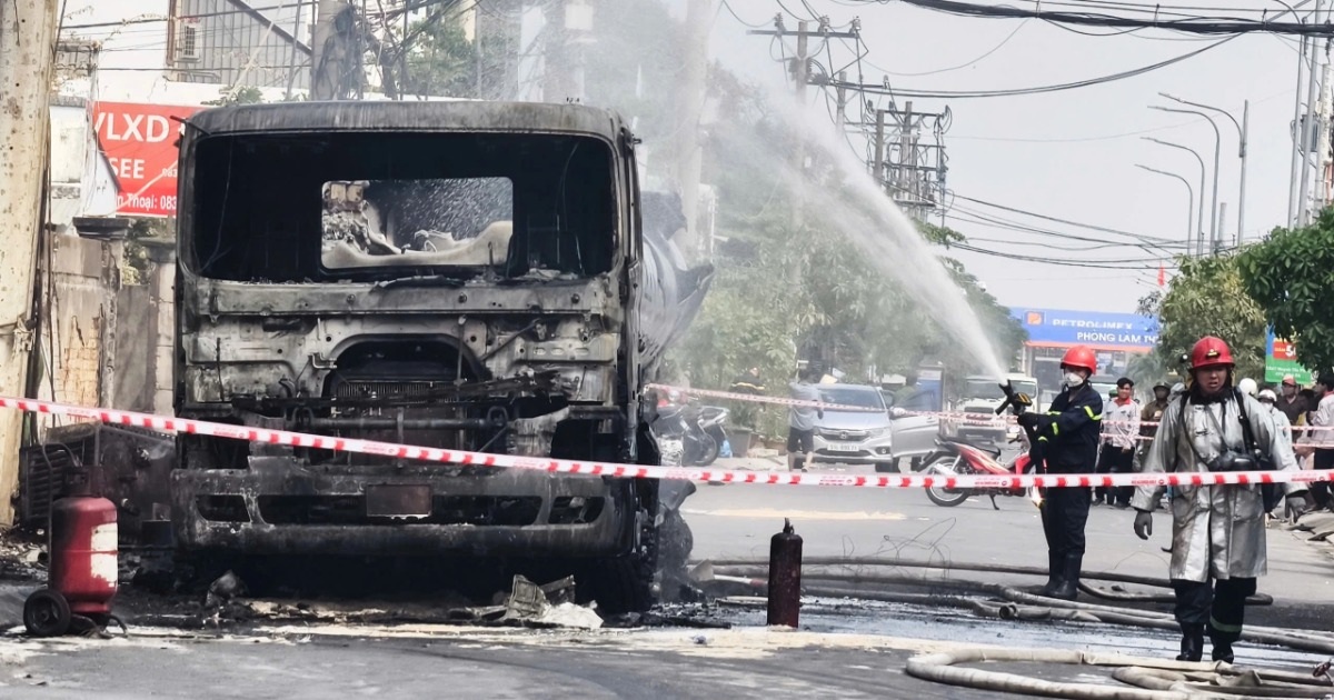 Xe bồn chở xăng cháy lan khu xưởng ở TPHCM, nhân viên leo mái nhà thoát nạn