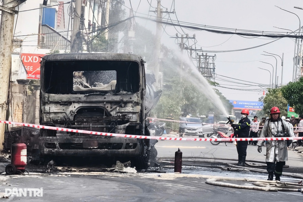 Xe bồn chở xăng cháy lan khu xưởng ở TPHCM, nhân viên leo mái nhà thoát nạn - 1