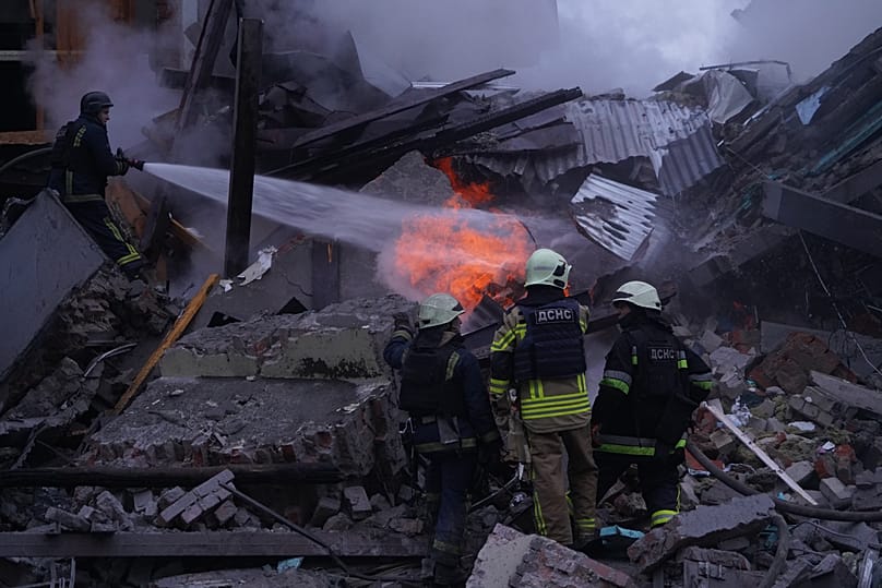 808x539_cmsv2_ae29b8d5-8d3f-5f95-b86d-0bf87f454bf6-9600717 Emergency services personnel work to extinguish a fire following a Russian missile attack in Kharkiv, 2 January, 2026