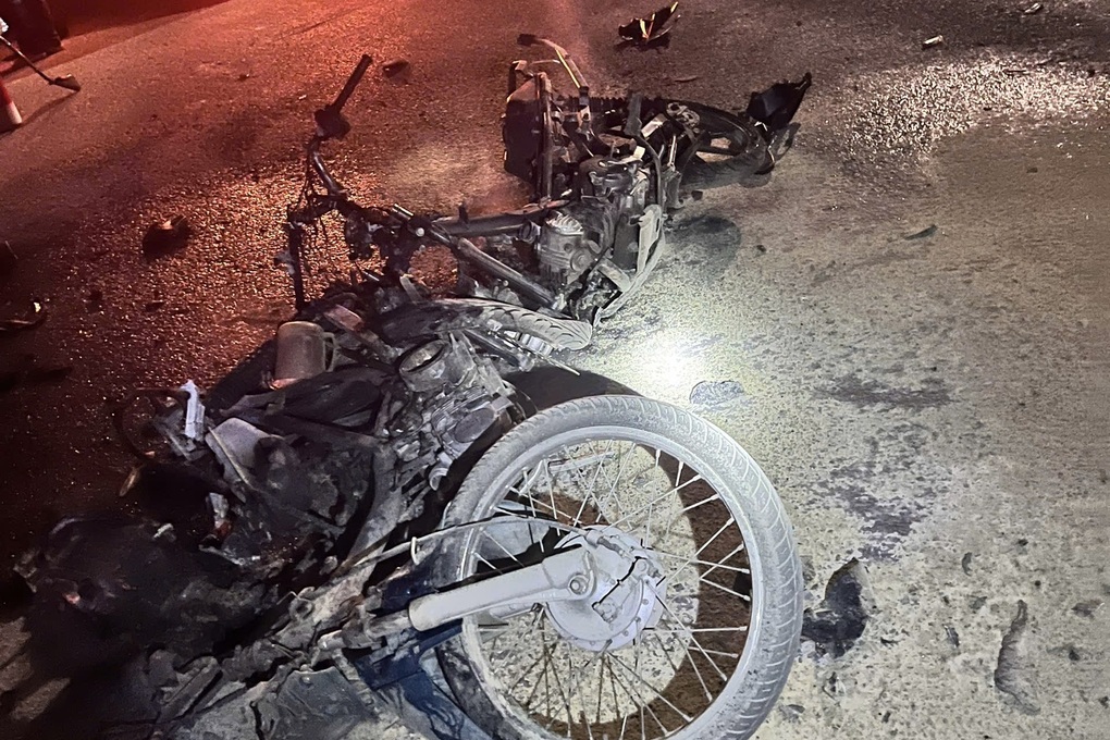 Hai xe máy tông trực diện rồi bốc cháy, 2 người thương vong ở TPHCM - 2