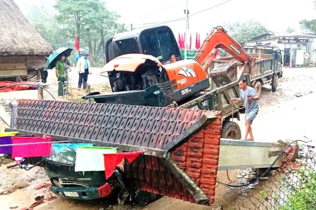 Xe tải làm sập cổng chào, 2 người tử vong - 1