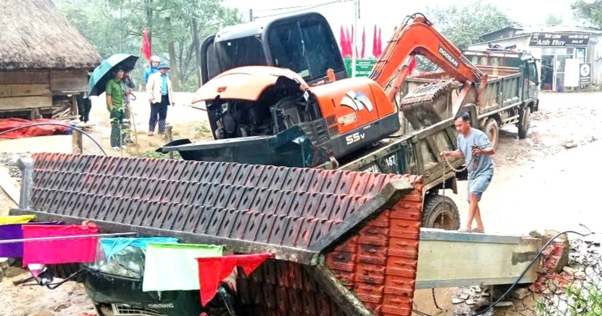 Xe tải làm sập cổng chào, 2 người tử vong