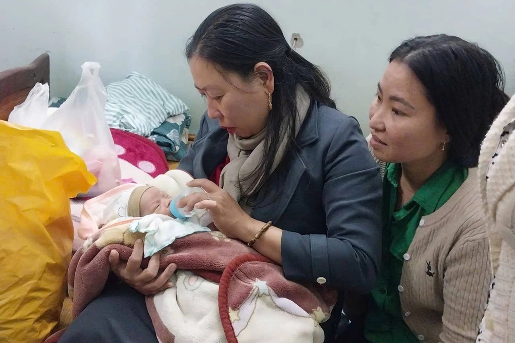 Bé trai 6 ngày tuổi bị bỏ rơi kèm lá thư “nhờ nuôi giúp” - 1