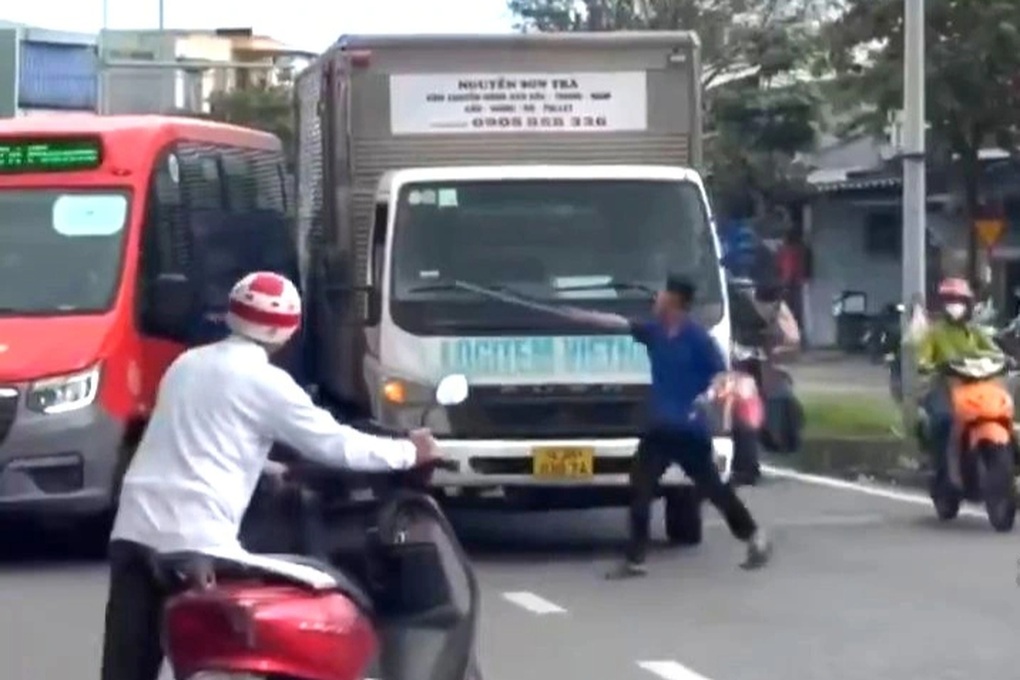 Tài xế ô tô tải chặn đầu, dùng hung khí đe dọa lái xe buýt - 1