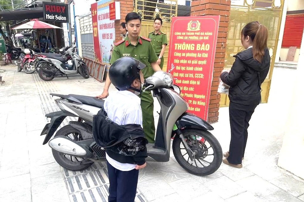 Cậu bé bị mẹ bế lên đồn và pha dỗ trẻ đi học của Công an phường An Khê - 1 Cậu bé bị mẹ bế lên đồn và pha dỗ trẻ đi học của Công an phường An Khê - 1