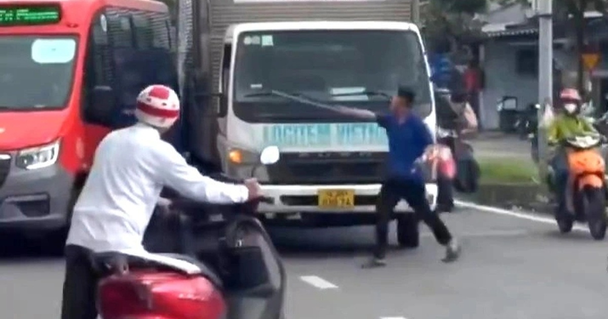 Tài xế ô tô tải chặn đầu, dùng hung khí đe dọa lái xe buýt