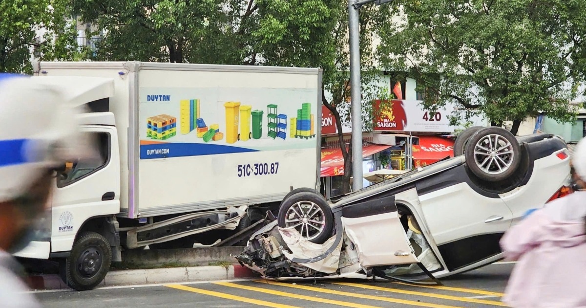 Ô tô lật ngửa sau tai nạn trên đại lộ Võ Văn Kiệt ở TPHCM