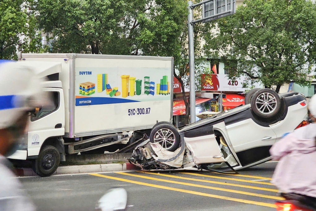 Ô tô lật ngửa sau tai nạn trên đại lộ Võ Văn Kiệt ở TPHCM - 1