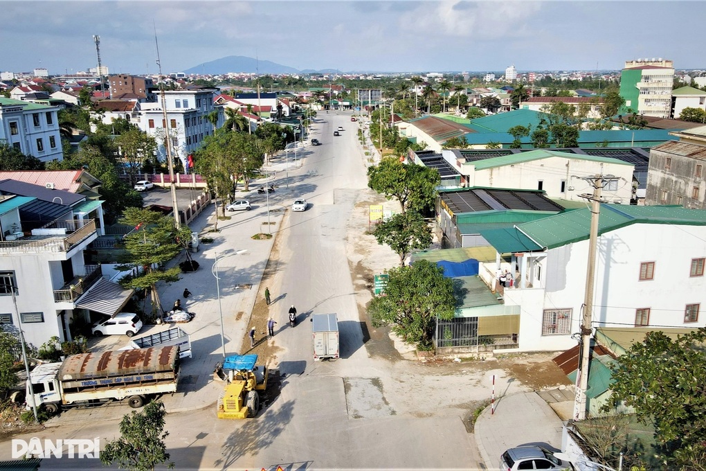 Đường thi công dang dở đầy bẫy ổ gà, nhiều người ngã dúi dụi - 2